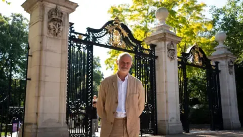 Artist Aims to Reflect Monarch's Grandeur in Statue